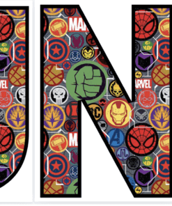 La palabra "JUNIO" en letras mayúsculas y negrita rellena de un collage colorido de logotipos y símbolos de superhéroes de Marvel, como Spider-Man, Capitán América, Hulk e Iron Man.